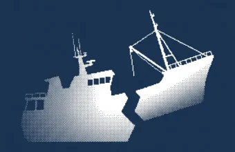 Bateau de pêche et installations portuaires de Sapmer à La Réunion
